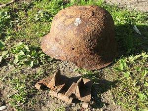 Hełm i ogniwo gąsienicy Goliath'a. Świadectwo zaciętych walk na linii rzeki Omulew