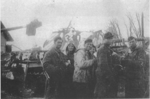 Załoga czołgu Pantera stojącego w Jedwabnie w pobliżu kościoła