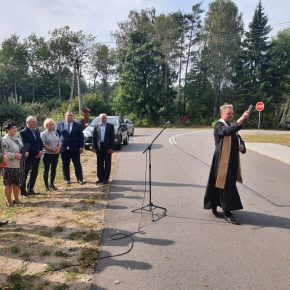 Poświęcenie drogi przez księdza Romana Lompę