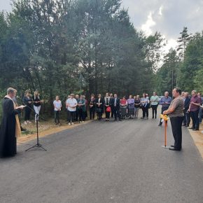 Poświęcenie drogi przez księdza Romana Lompę