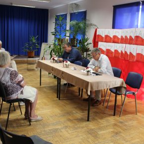 Wójt Gminy Jedwabno p. Sławomir Ambroziak i Sekretarz Gminy Jedwabno p. Zbigniew Kudrzycki wraz z uczestnikami Narodowego Czytania