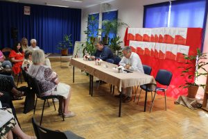 Wójt Gminy Jedwabno p. Sławomir Ambroziak i Sekretarz Gminy Jedwabno p. Zbigniew Kudrzycki wraz z uczestnikami Narodowego Czytania